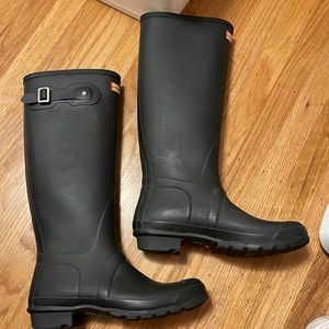 Hunter tall rain boots in Navy matte color size 9